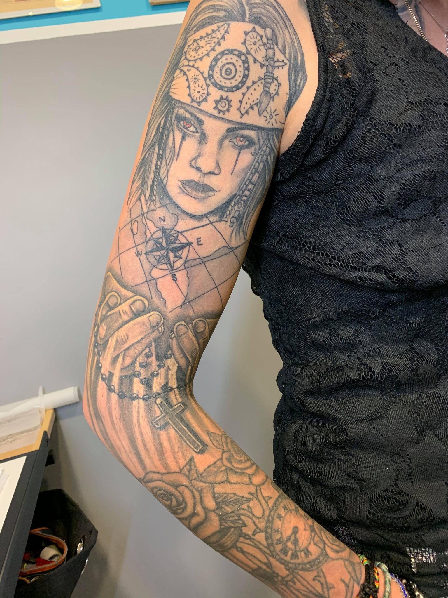 tatouage babylone tattoo epaule bras realiste noir ombrage main chapelet boussole rose portrait femme 143