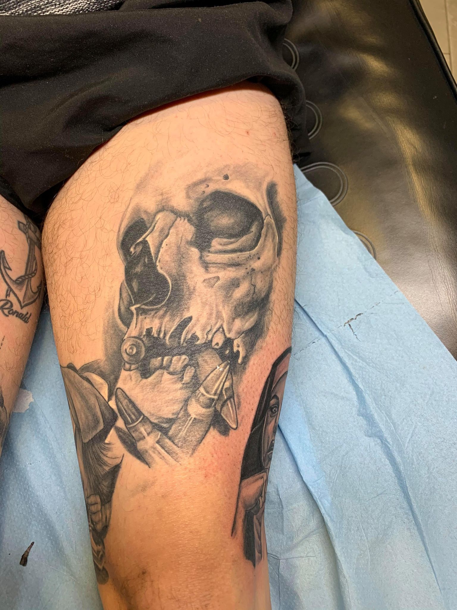 tatouage babylone tattoo jambe cuisse realiste noir ombrages tete de mort 137