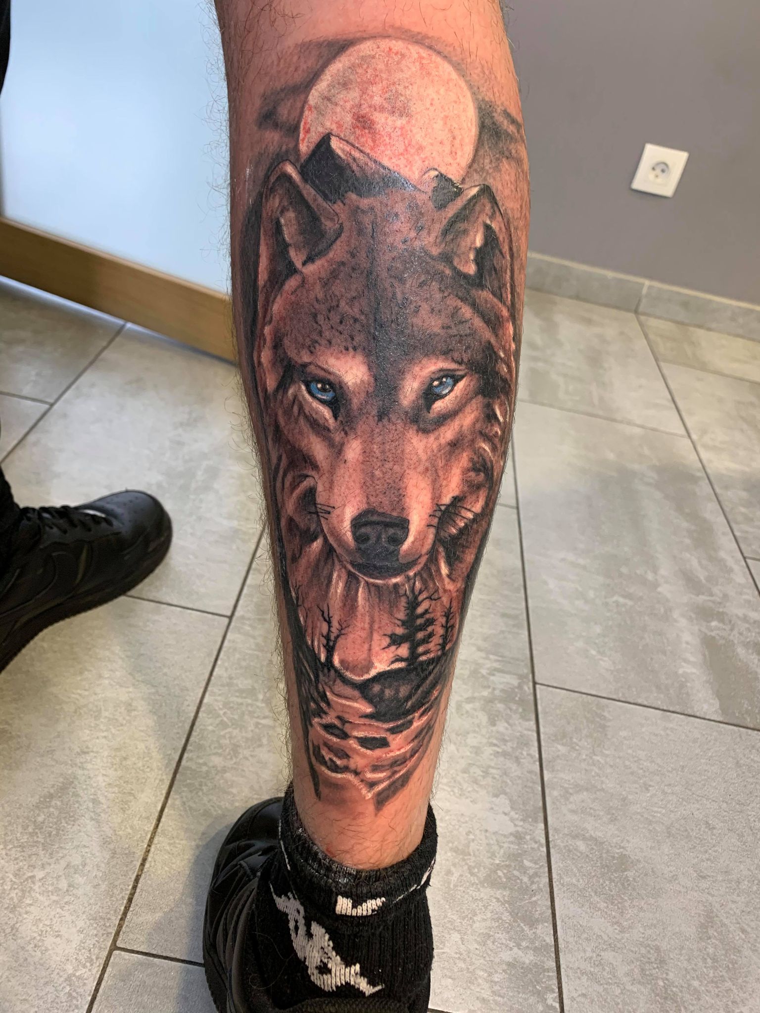 tatouage babylone tattoo realiste noir ombrage tete de loup animal jambe molet 139