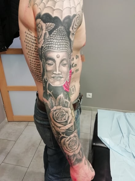 tatouage bras complet noir ombrage rose boudda 108