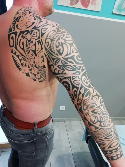 tatouage bras polynesien 105