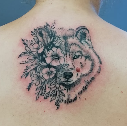 tatouage dos tete de loup fleurs noir ombrage babylone tattoo 114