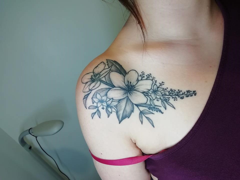 tatouage fleur noir ombrage 84