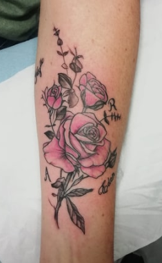 tatouage fleurs rose noir ombrage couleurs avant bras babylone tattoo 118