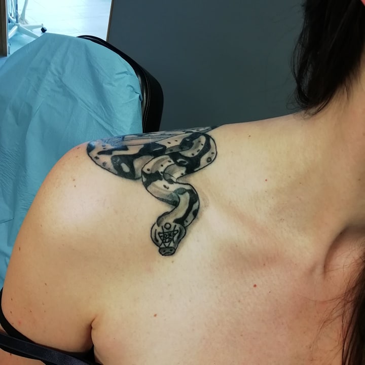 tatouage noir ombrage epaulle serpent 101