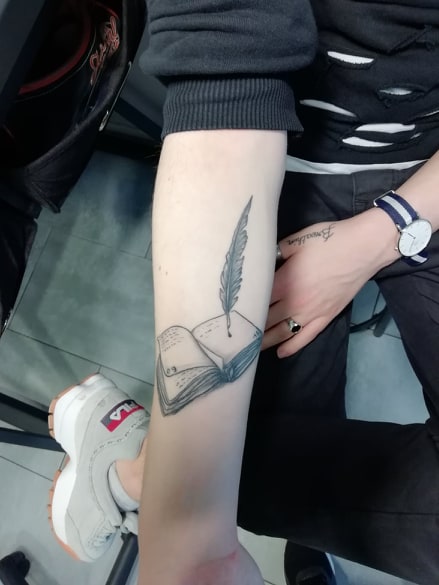 tatouage realism noir ombrage plume livr avant bras 107