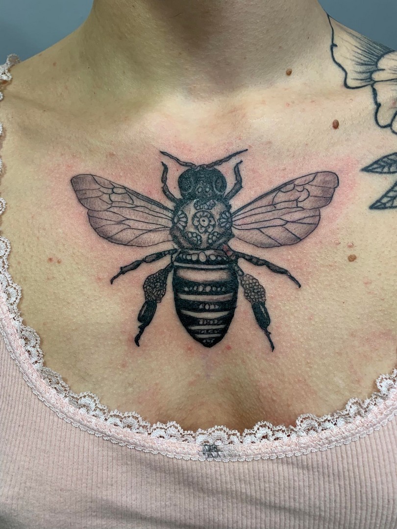 babylone tattoo abeilles noir ombrages homme femme realisme