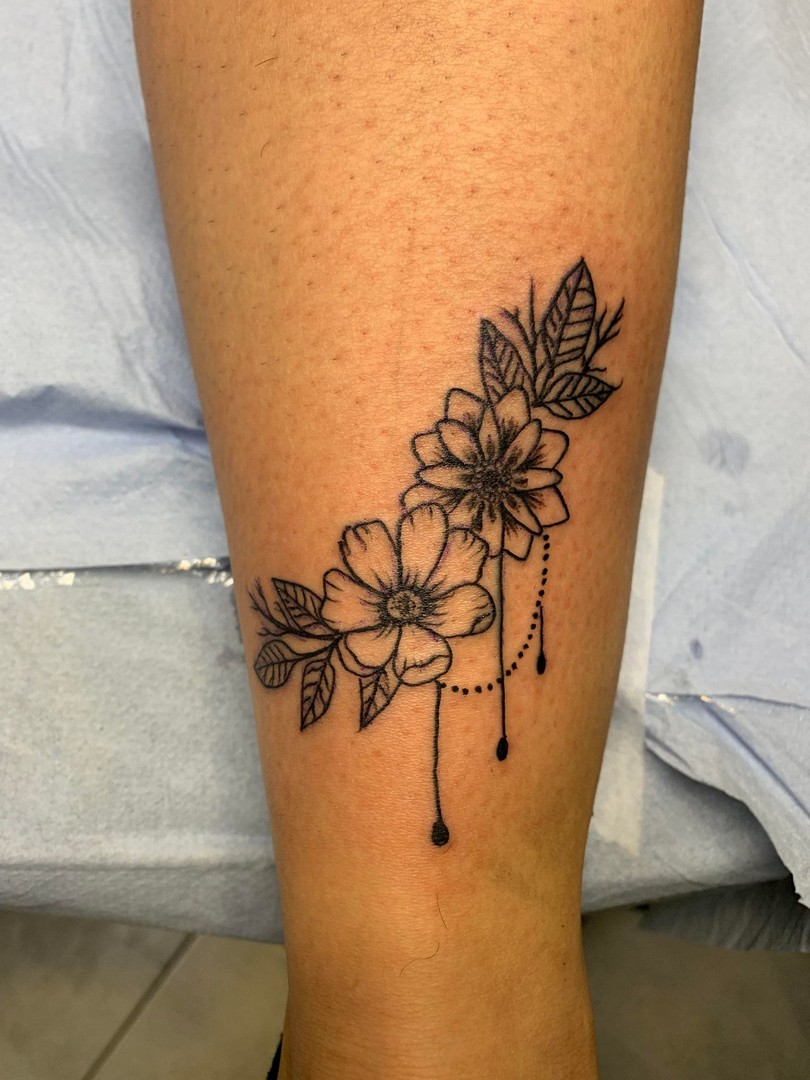 babylone tattoo homme femme jambe fleurs floral noir ombrages