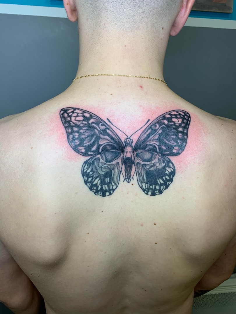 babylone tattoo realisme noir ombrages dos homme femme papillon crane
