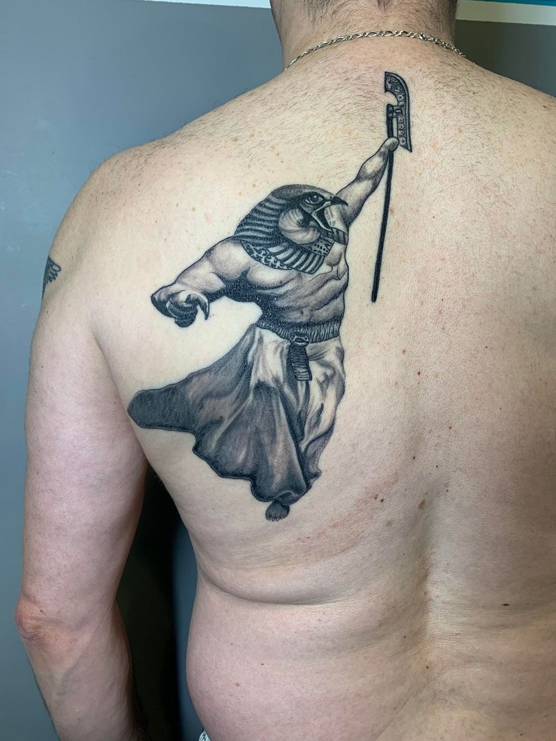 babylone tattoo dieu horus realisme noir ombrages dos homme femme