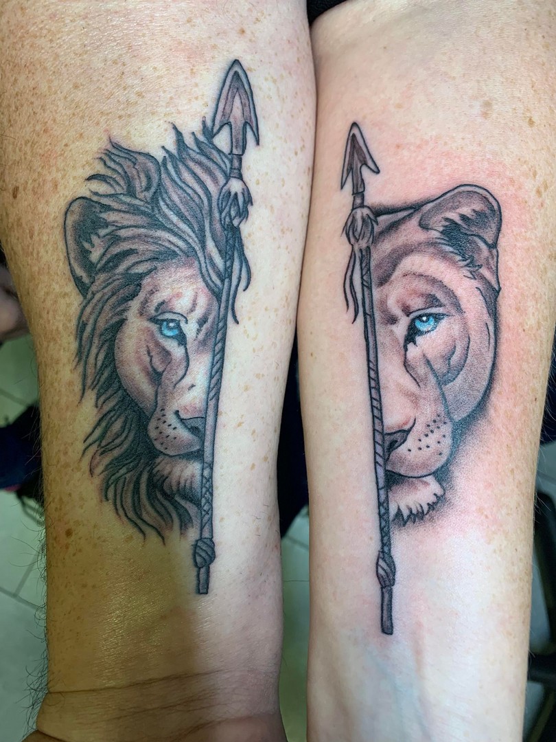 babylone tattoo realisme noir ombrages lion lionne avant bras homme femme