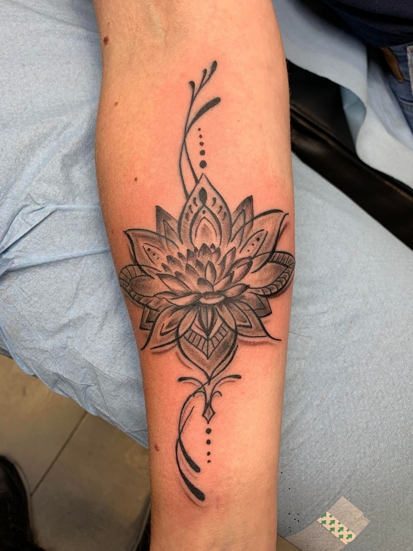 babylone tattoo lotus mandala avant bras noir ombrages homme femme