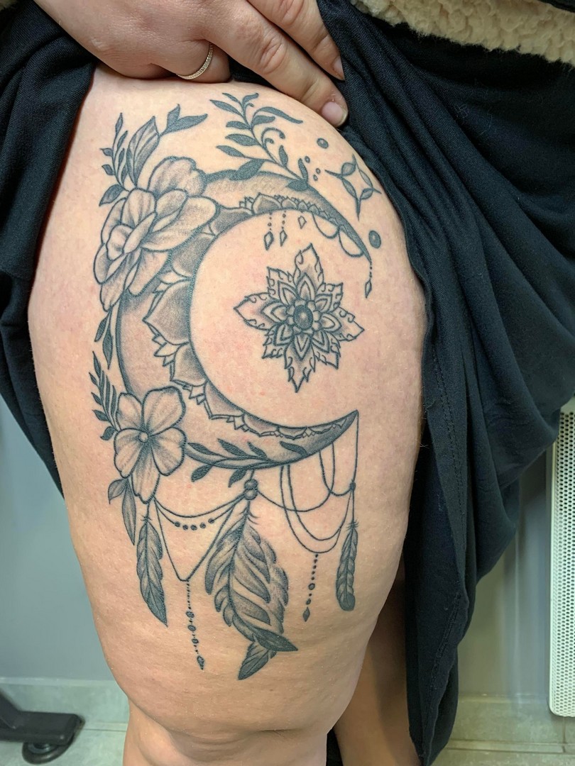 babylone tattoo noir ombrages ornemental lune mandala plume fleurs floral cuisse jambe homme femme