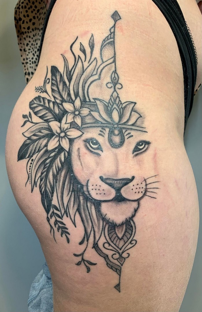 babylone tattoo realisme noir ombrages lion mandala lotus fleurs floral plume realisme cuisse jambe homme femme