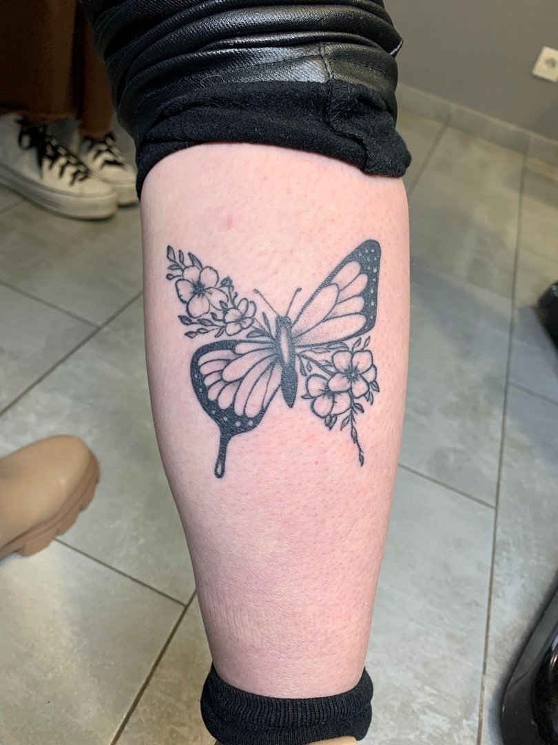 babylone tattoo noir mobrages papillon fleurs floral jambe homme femme