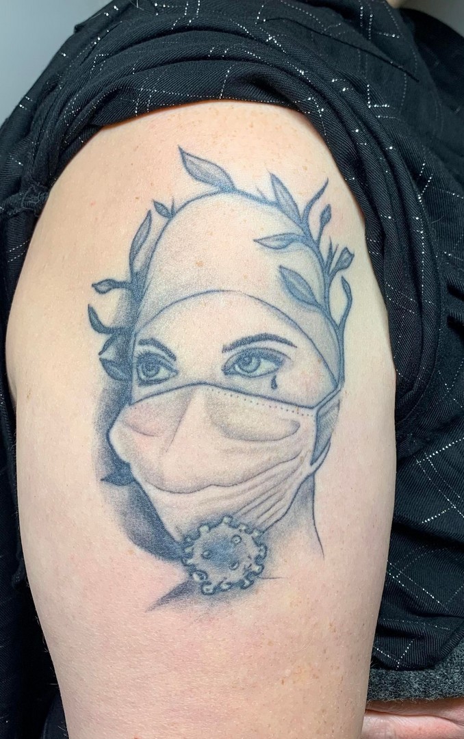 babylone tattoo realisme noir ombrages homme femme infirmiere virus covid epaule bras