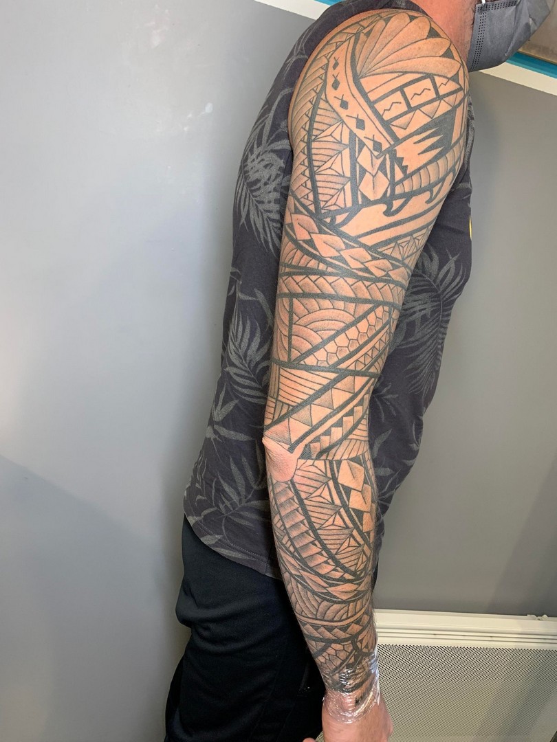 babylone tattoo polynesien bras complet noir ombrage homme femme