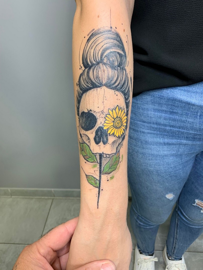 babylone tattoo realisme noir ombrages couleurs fleurs floral avant bras homme femme