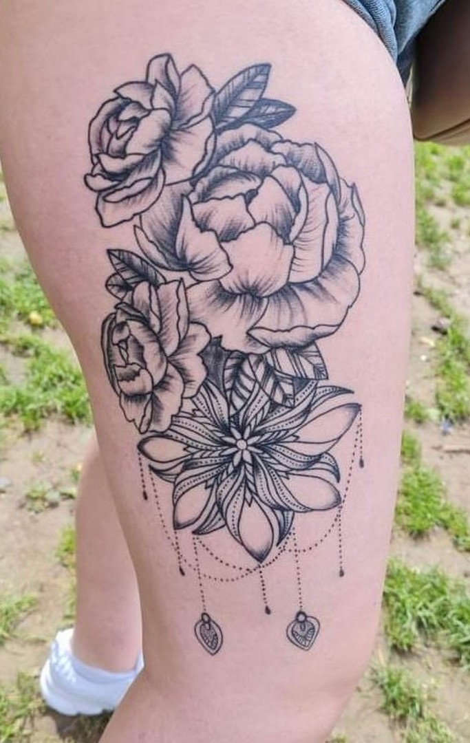 babylone tattoo noir ombrages cuisse pivoine lotus ornental fleur floral cuisse jambe homme femme