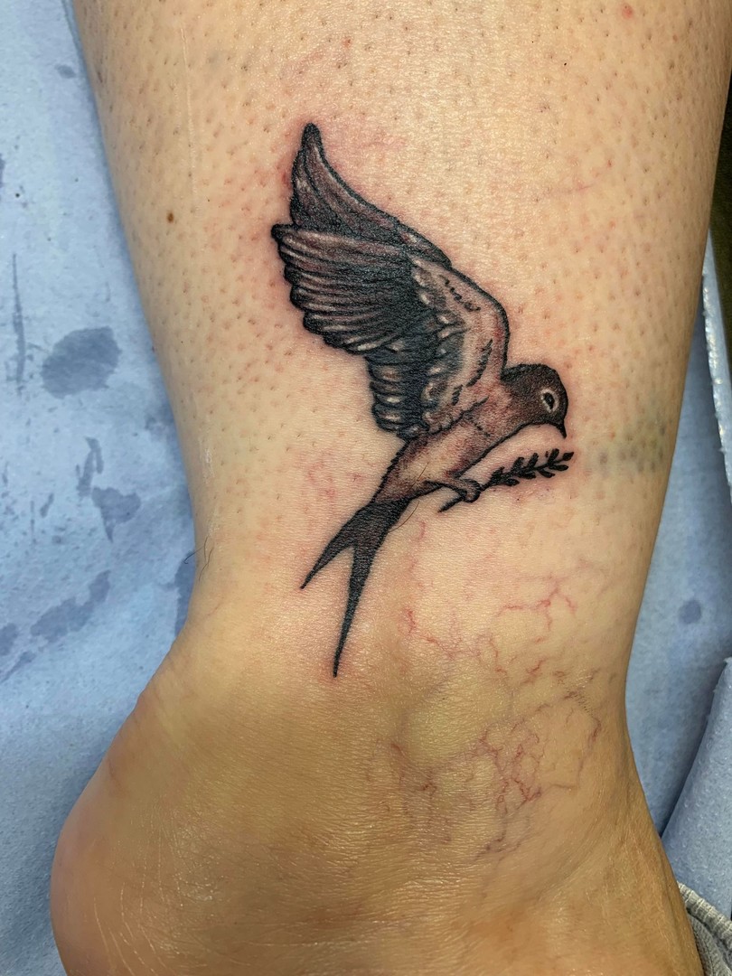 babylone tattoo noir ombrages recouvrement oiseaux jambe